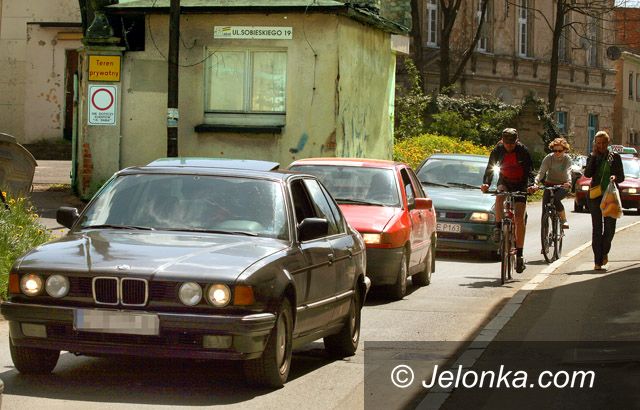 JELENIA GÓRA/ KRAJ: Spór wokół jazdy na światłach