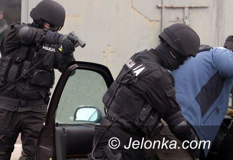 JELENIA GÓRA/ KRAJ: Matrymonialny oszust ze służb specjalnych