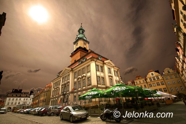 JELENIA GÓRA: Rajcy, nie parkujcie przy ratuszu!