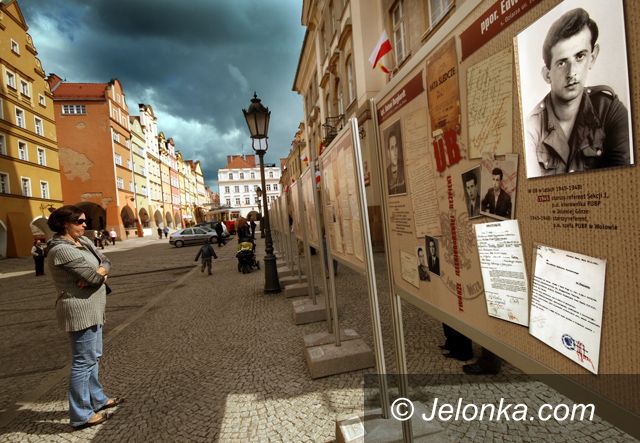 JELENIA GÓRA: Wandale niszczyli portrety ubeków