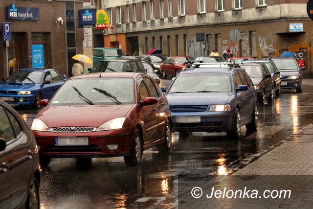 JELENIA GÓRA: Miasto tonie w korkach – poziom rzek wzrasta