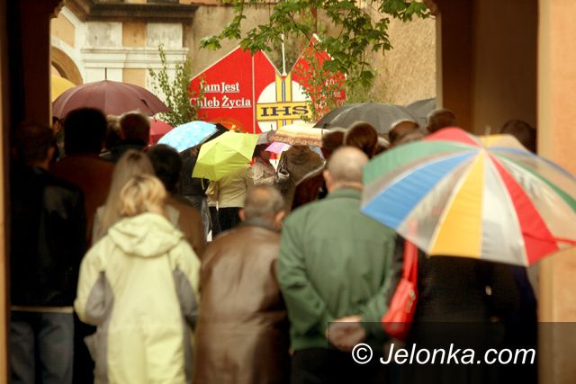 JELENIA GÓRA: W deszczu manifestowali wiarę