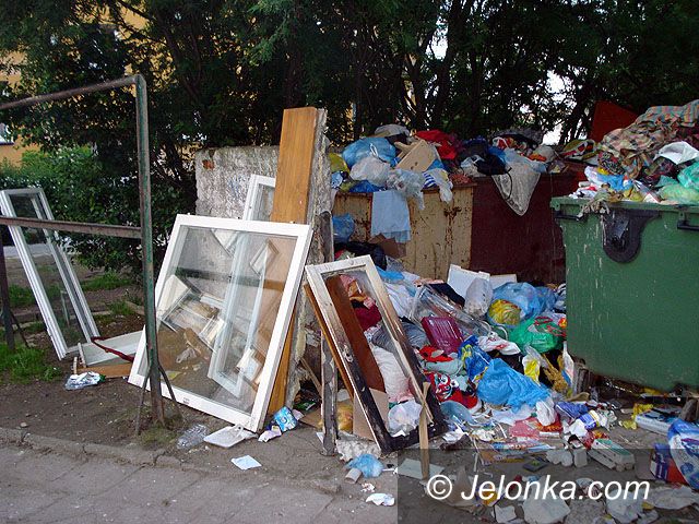 JELENIA GÓRA: Brudy z Szymanowskiego trafią pod ratusz?