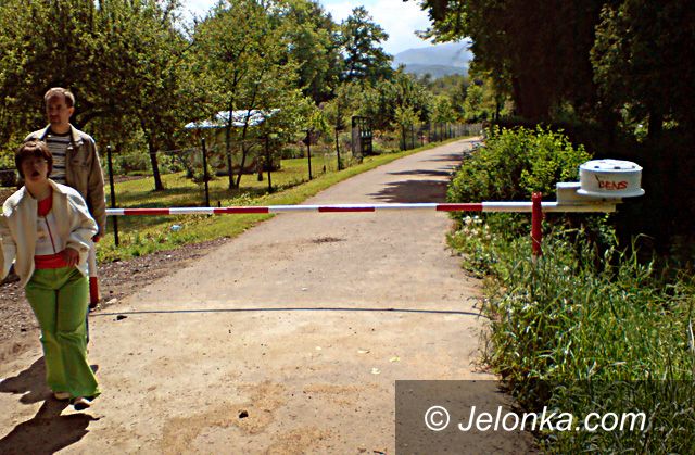 JELENIA GÓRA: Z przeszkodami na spacer po wałach