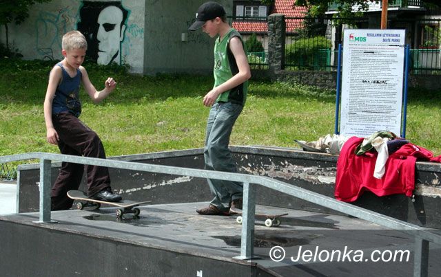 JELENIA GÓRA: Młodzi na bok – radni odwlekają decyzję