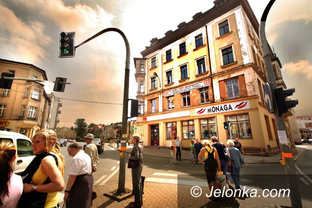 JELENIA GÓRA: Nowe oblicze gmachu przy placu Niepodległości