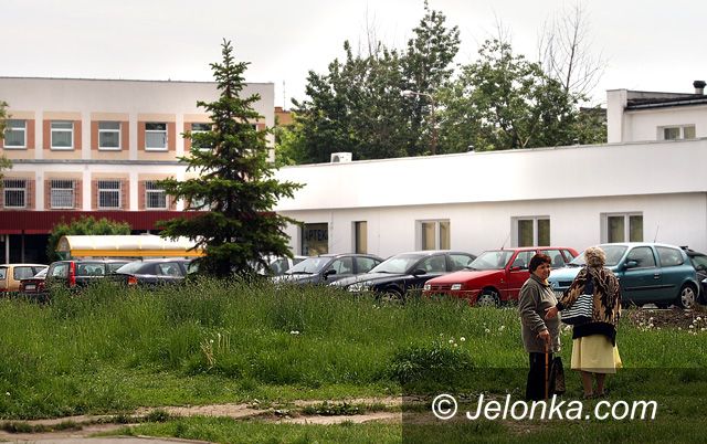 JELENIA GÓRA: Straszny skwerek przy Różyckiego