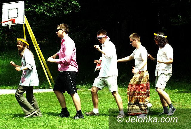 JELENIA GÓRA: Dzieci kwiaty z „Norwida” w klimatach PRL