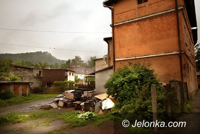 JELENIA GÓRA: Marazm pod Chojnikiem