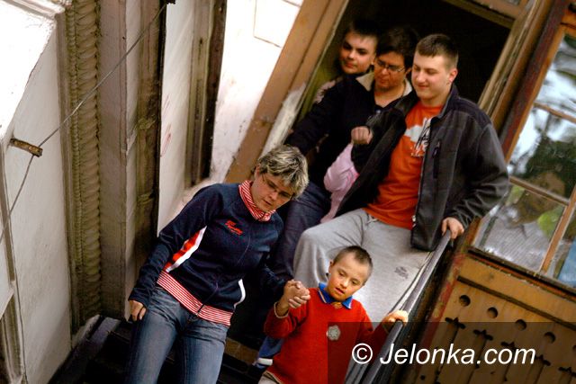 JELENIA GÓRA: Strażacy „gasili płonącą” szkołę specjalną
