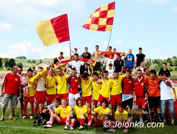 JELENIA GÓRA/KRAJ: Ponad 200 futbolistów gra za granicą, w tym, jeden jeleniogórzanin