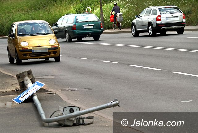 JELENIA GÓRA: Karawan uciekł po wywróceniu latarni