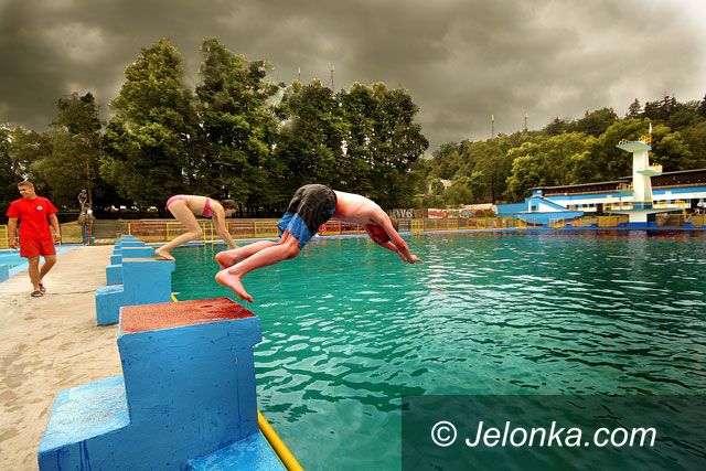 JELENIA GÓRA: Czarne chmury nad basenem w pierwszy dzień lata