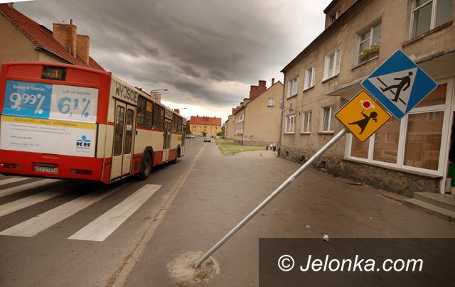 JELENIA GÓRA: Wandale wyżywają się na znakach drogowych