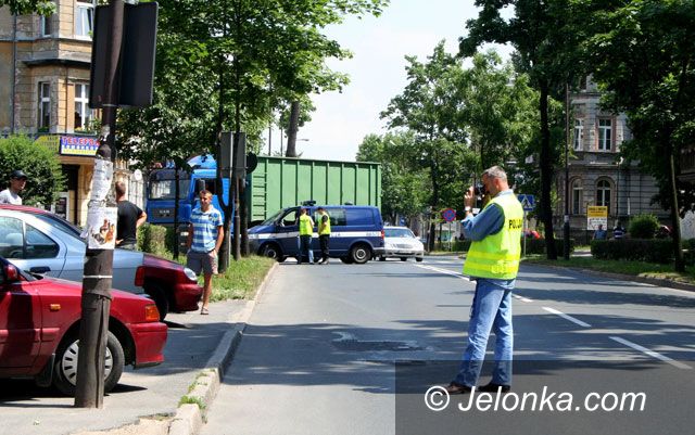 JELENIA GÓRA: Wypadek w centrum: pieszy wszedł prosto pod koła