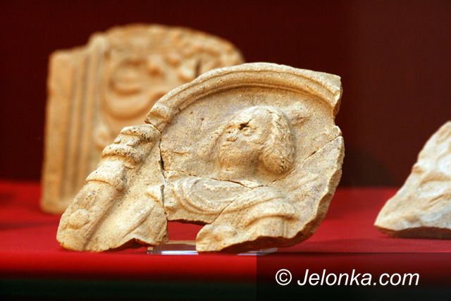 JELENIA GÓRA: Skarby wykopane spod ziemi w gablotach