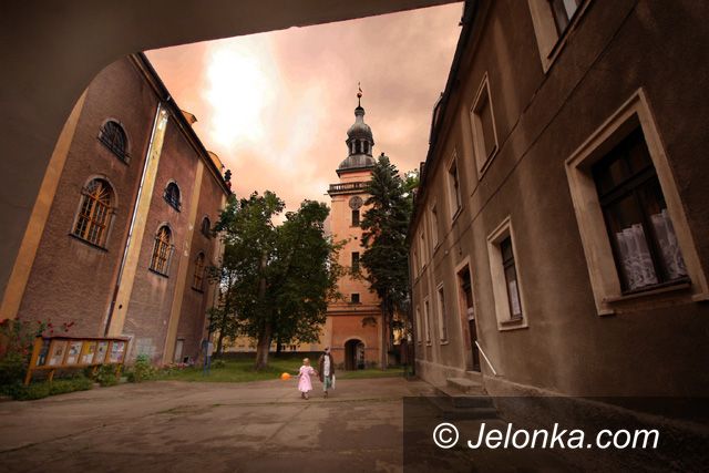 JELENIA GÓRA: Tynk nie spadnie na głowy wiernych