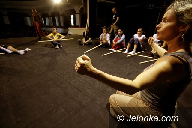 JELENIA GÓRA: Walka i porwanie w teatrze cieni