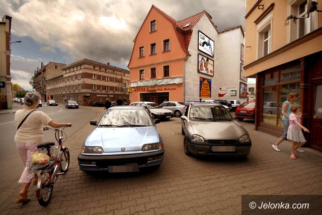 JELENIA GÓRA: Parkowanie na chodnikach irytuje