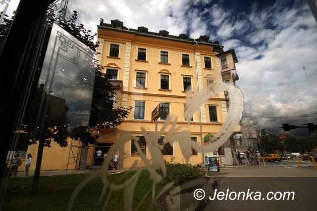 JELENIA GÓRA: Reprezentacyjny gmach do połowy błysnął nowością