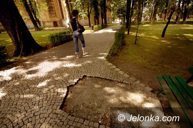 JELENIA GÓRA: Tłuką witryny miejskim brukiem?