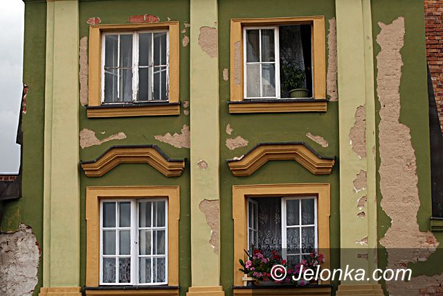 JELENIA GÓRA: Kamieniczki w Rynku – obraz nędzy i rozpaczy