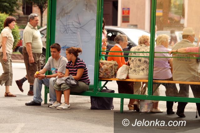 JELENIA GÓRA: „Wietrzenie” wiat przystankowych za sprawą chuliganów