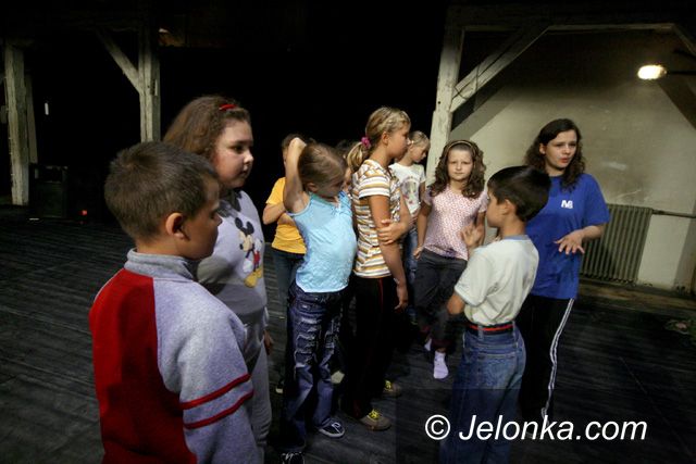 JELENIA GÓRA: Jeleń z herbu wielkim cwaniakiem