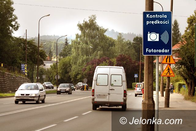 JELENIA GÓRA: Pijany w sztok uderzył w drzewo