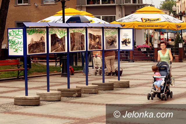 JELENIA GÓRA: Plac Piastowski po przejściach wandali