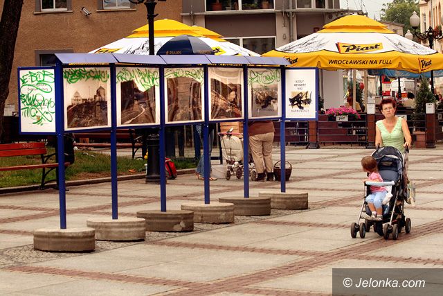 JELENIA GÓRA: Plac Piastowski po przejściach wandali