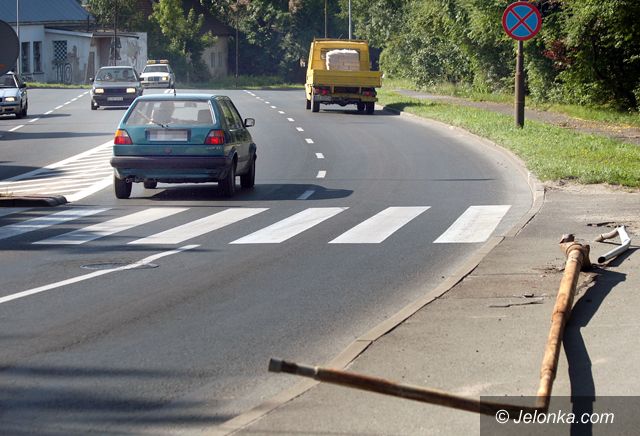 JELENIA GÓRA: Ścinają latarnie na Wolności