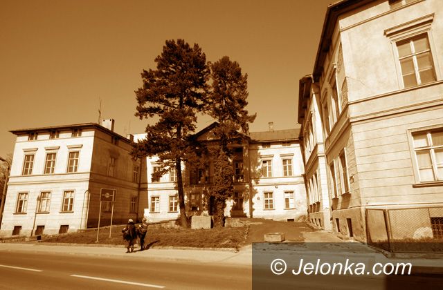JELENIA GÓRA: Papierowe apartamentowce i hotel