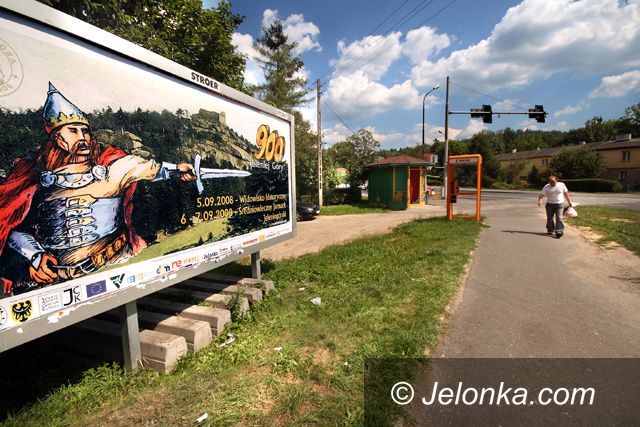 JELENIA GÓRA: Jubileusz na billboardach – lepiej późno niż wcale