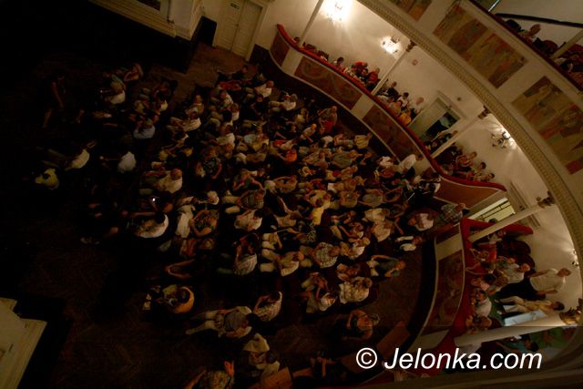 JELENIA GÓRA: Sukces premiery „jelonków” – młodzi z certyfikatami aktorskimi