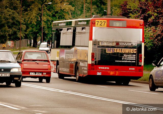 JELENIA GÓRA: Podjazdowe spięcia autobusów z samochodami