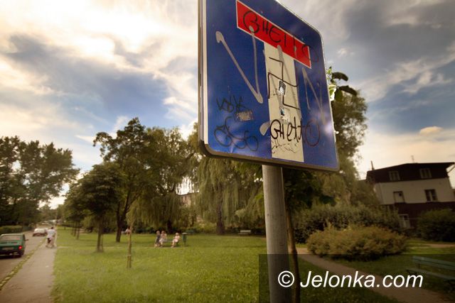 JELENIA GÓRA: Skwerek jak z dzielnicy grozy