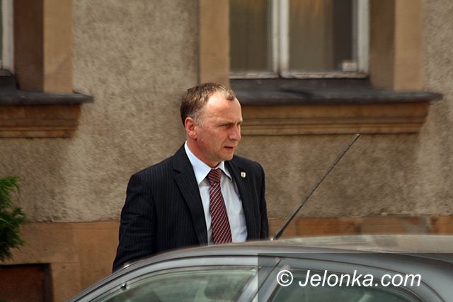 JELENIA GÓRA: Parkingowe manewry władzy przed magistratem