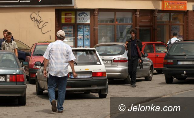 JELENIA GÓRA/ KRAJ: Zaparkujesz na chodniku, będziesz miał kłopoty