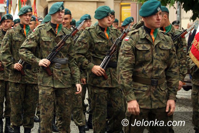 JELENIA GÓRA: Honory wojskowym pod parasolami