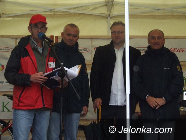 KOWARY: Mimo kiepskiej pogody udane zawody kolarskie w Kowarach