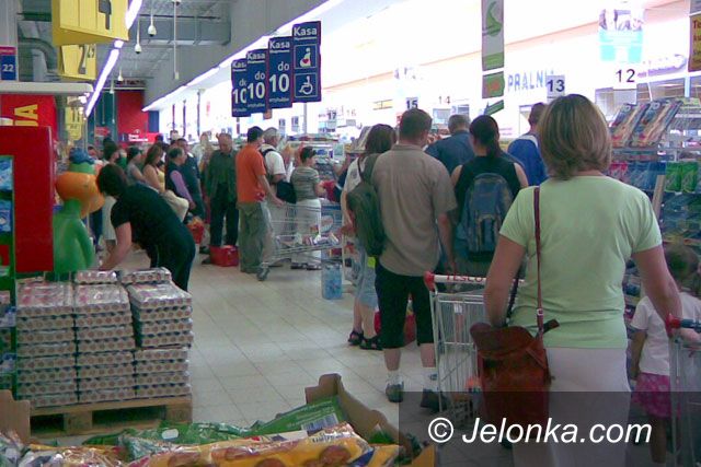 JELENIA GÓRA: Za czym kolejka ta stoi?