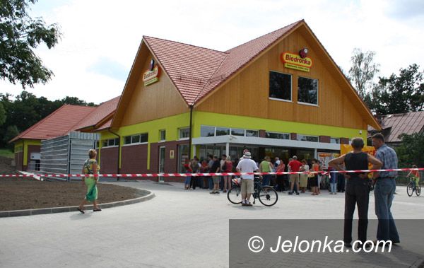 JELENIA GÓRA: Granda przed Biedronką – klienci zrobieni w balona