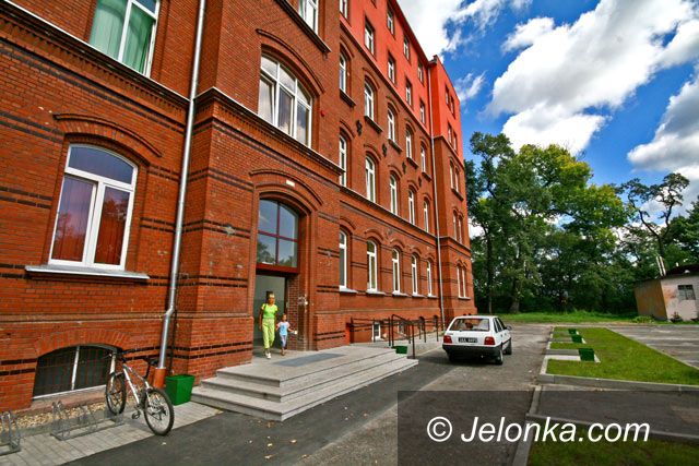 JELENIA GÓRA: Po zasiłek do różowego dworku