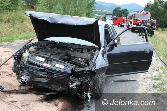 JELENIA GÓRA: Czołówka po dużej wódce  – dwie osoby trafiły do szpitala