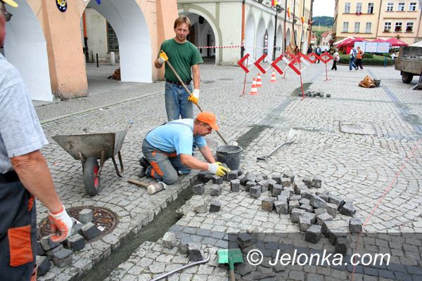 Jelenia Góra: Robotnicy na bruku i szwindle w Rynku