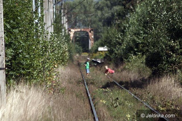 JELENIA GÓRA: Igranie z nieszczęściem na torowisku