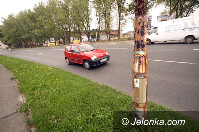 JELENIA GÓRA: „Skoszona” latarnia wreszcie zastąpiona