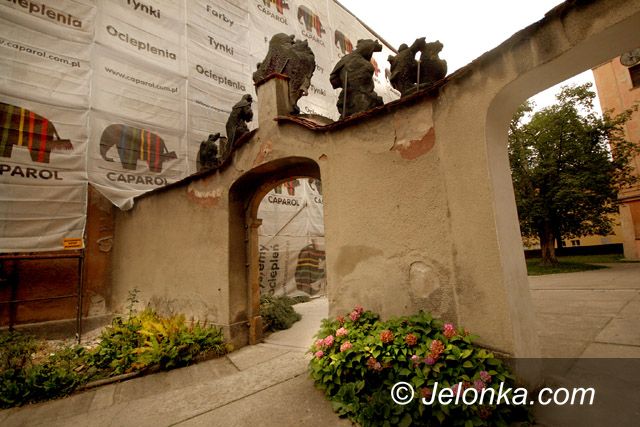 JELENIA GÓRA: Pod ołtarz przez klasztor