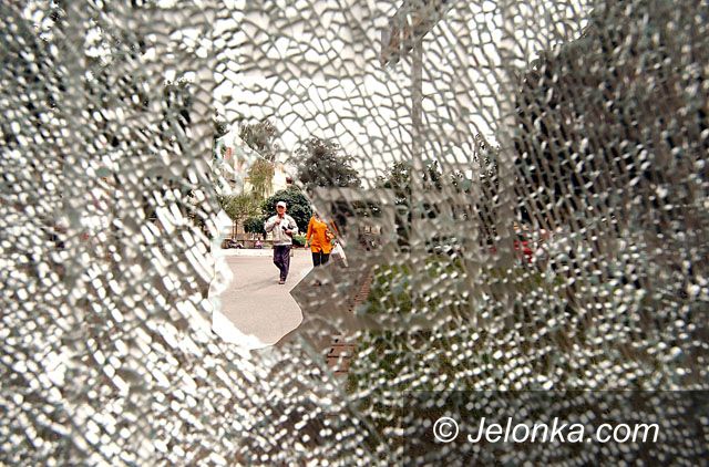 JELENIA GÓRA: Promenada dla wandali